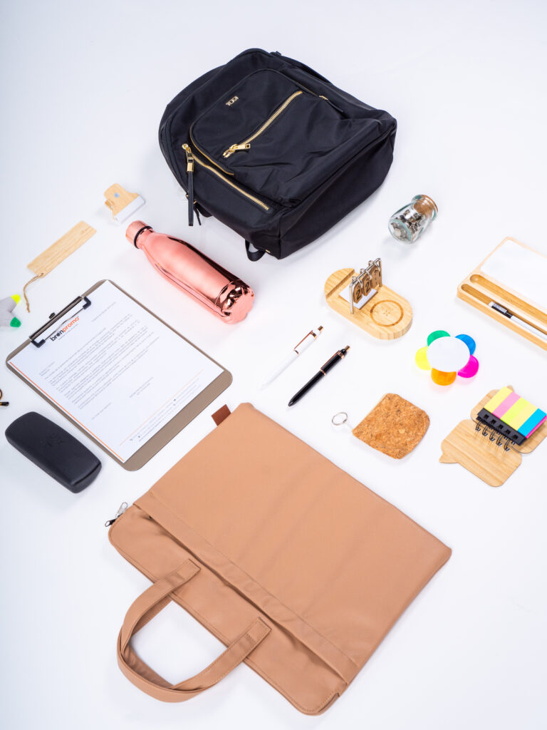 Regalos promocionales personalizados para el Día de la Secretaria: agendas, sets de papelería y artículos de oficina, ideales para reconocer su trabajo.